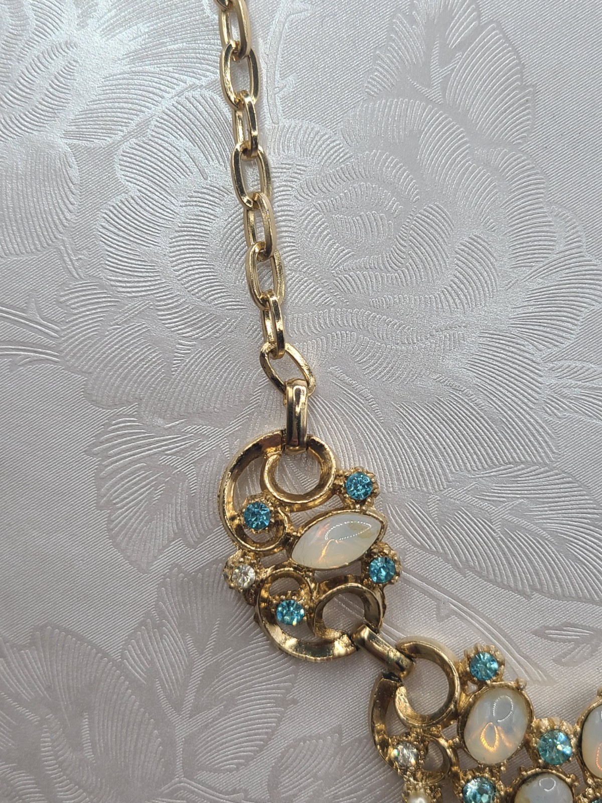 Vtg Unsigned Goldtone Opaline Glass Rhinestone Faux Pearl 17″ Necklace