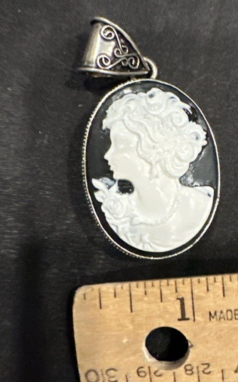 VTG Resin Sterling Left Facing Black & White Cameo Pendant Costume Jewelry