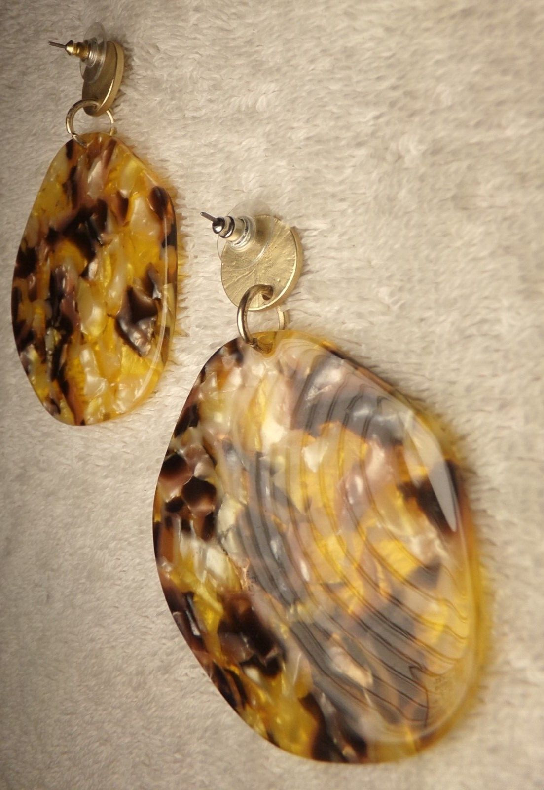 VTG BIG CONFETTI LUCITE ACRYLIC RESIN ARTISAN AMBER YELLOW DROP PIERCE EARRINGS