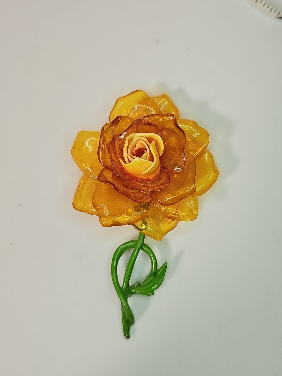 VTG CURLY AMBER CELLULOSE ACETATE ROSE FLOWER HI-RELIEF ENAMEL BROOCH PIN 3.5″