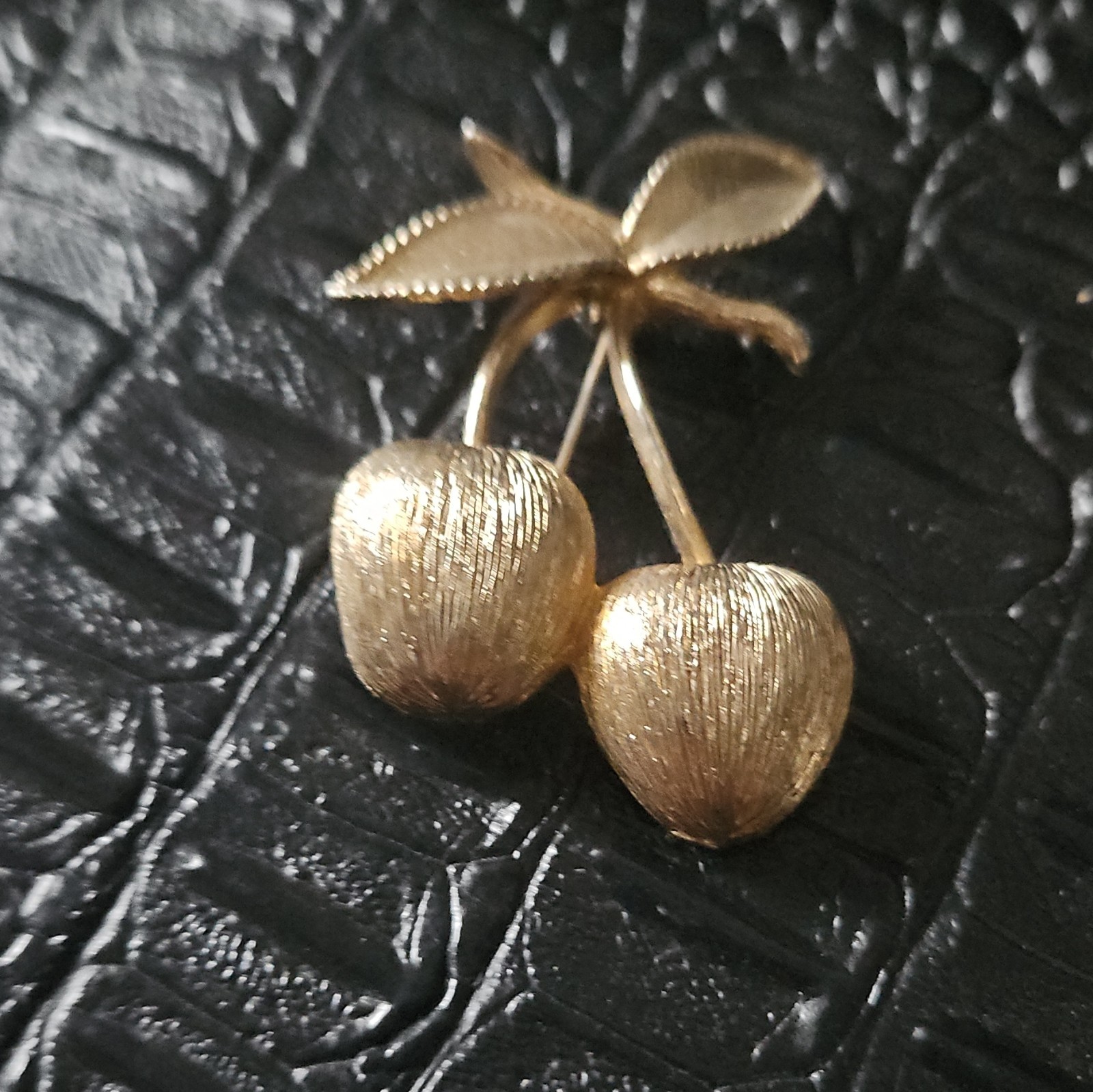 Sarah Coventry Apple Brooch Brushed Gold Tone Double Fruit Stem & Leaves 2.25″