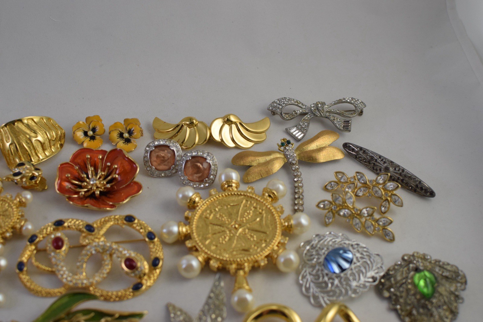 Lot OF 32 KRAMER WEISS KJL Avon Monet ORA NAPIER Coro Lisner Pot Metal Read