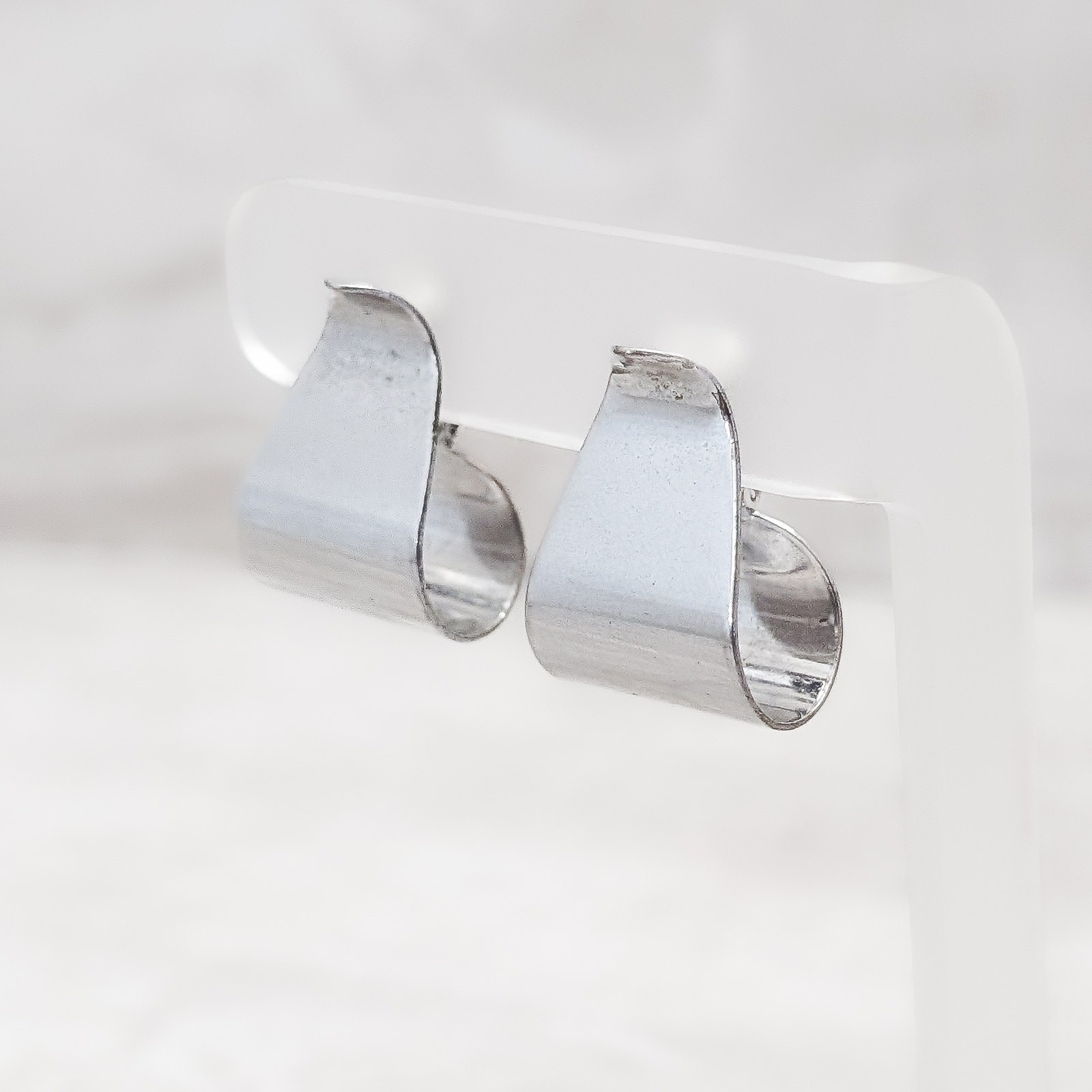 Vintage Avon Clip On Earrings Chunky Mirrored Silver Tone Elongated Hoop 1″