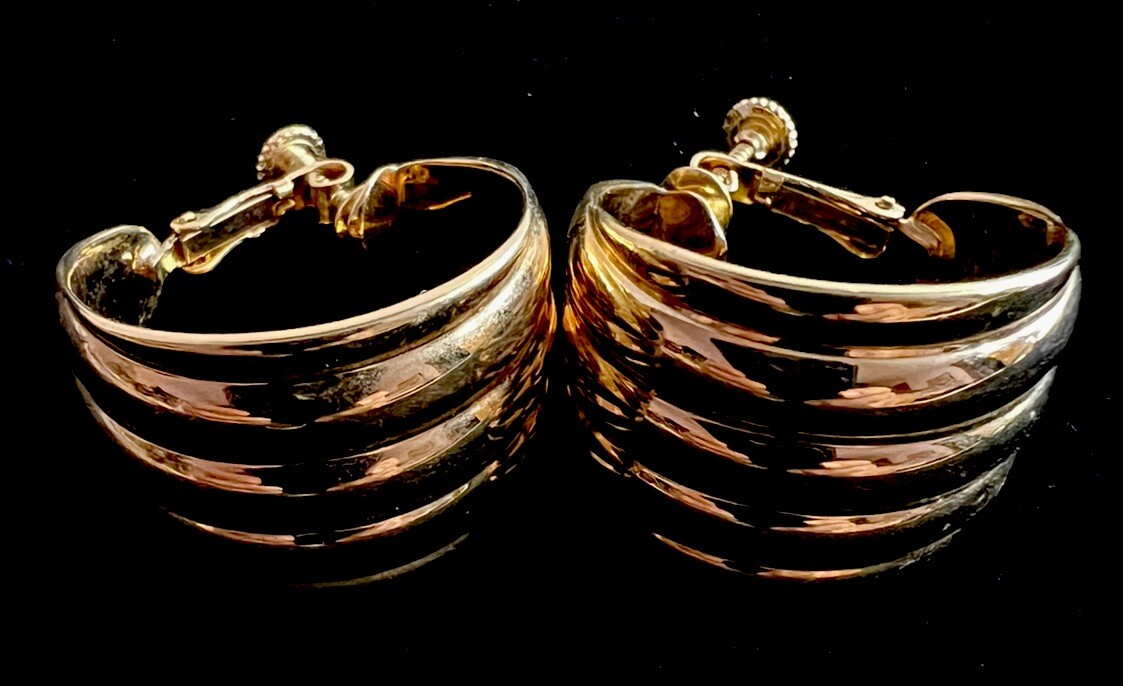 Vintage Large Signed NAPIER Goldtone Ribbed Wide Hooped Screwback Earrings