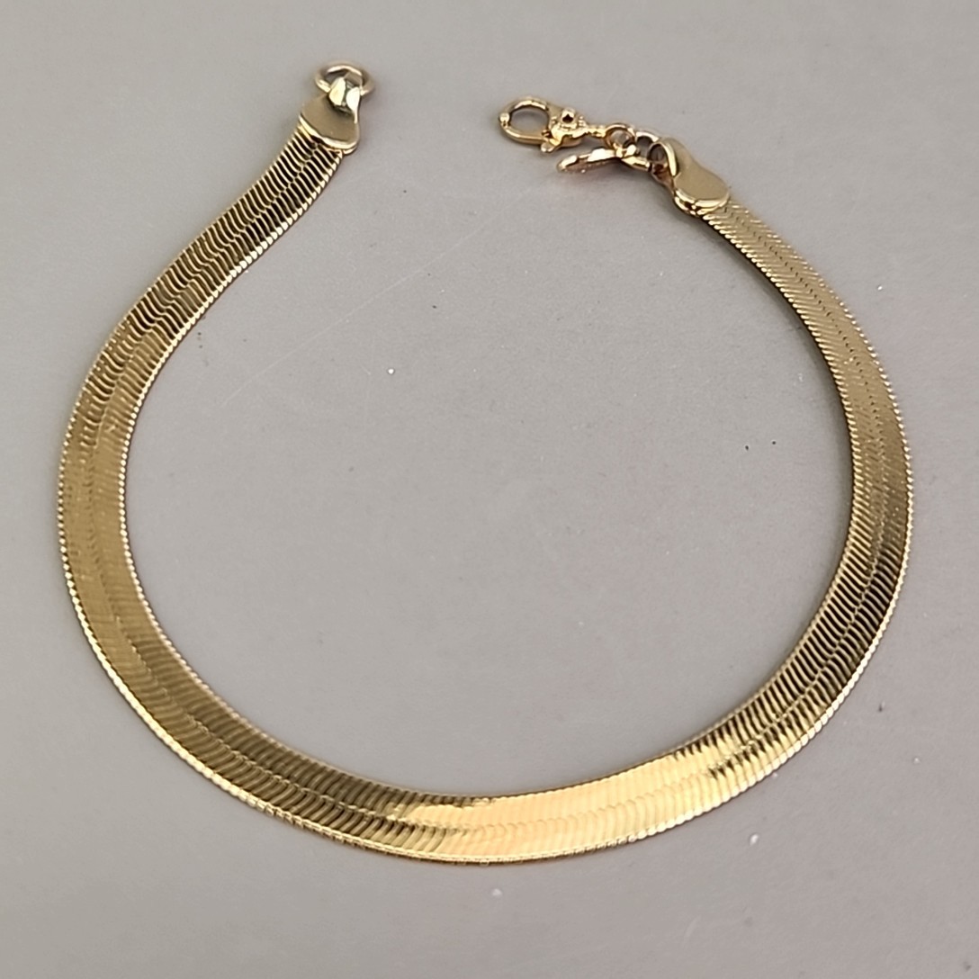Vintage Monet Herringbone Chain Bracelet Flat Gold Tone 4mm 7.25″