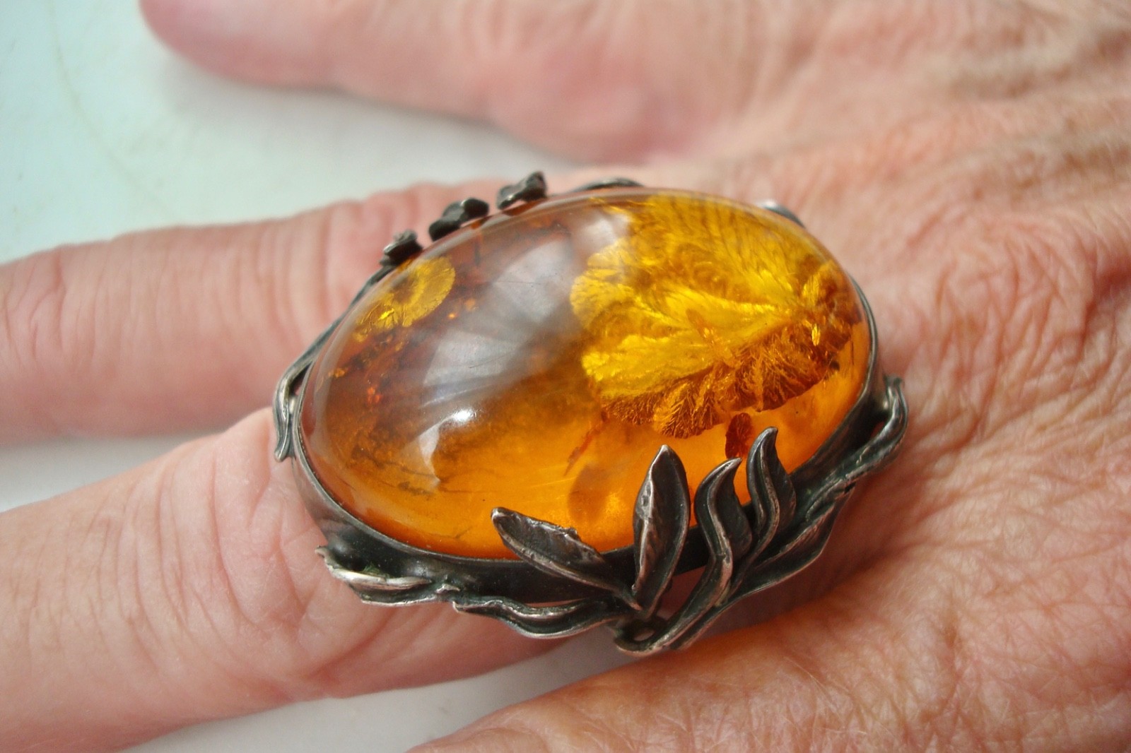 LARGE 1 ½” x 1 ⅜” Vintage AMBER STERLING Silver LEAVES RING 19.5 grams Size 8