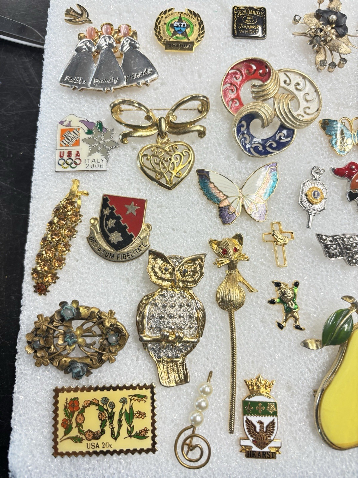 Estate Find Lot Of Assorted Pins/Brooches.
