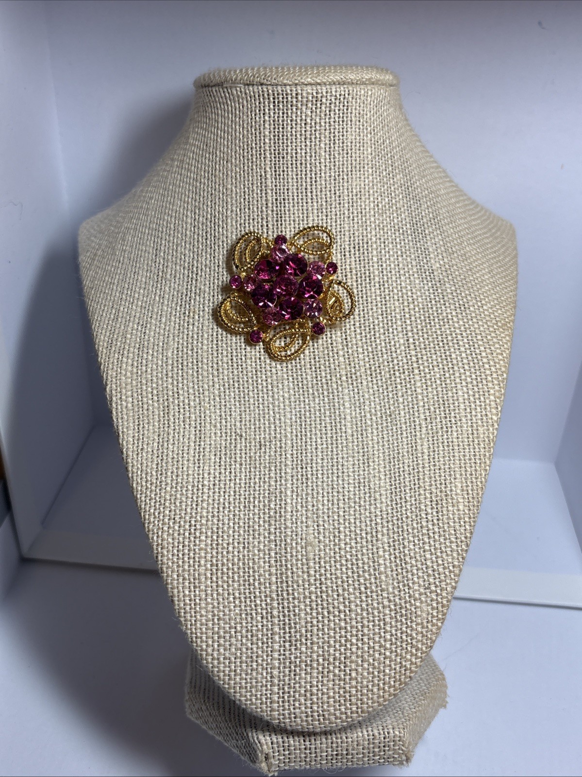 Vintage Weiss rhinestone brooch with 16 gorgeous rhinestones. 6.4 and 2 mm stone