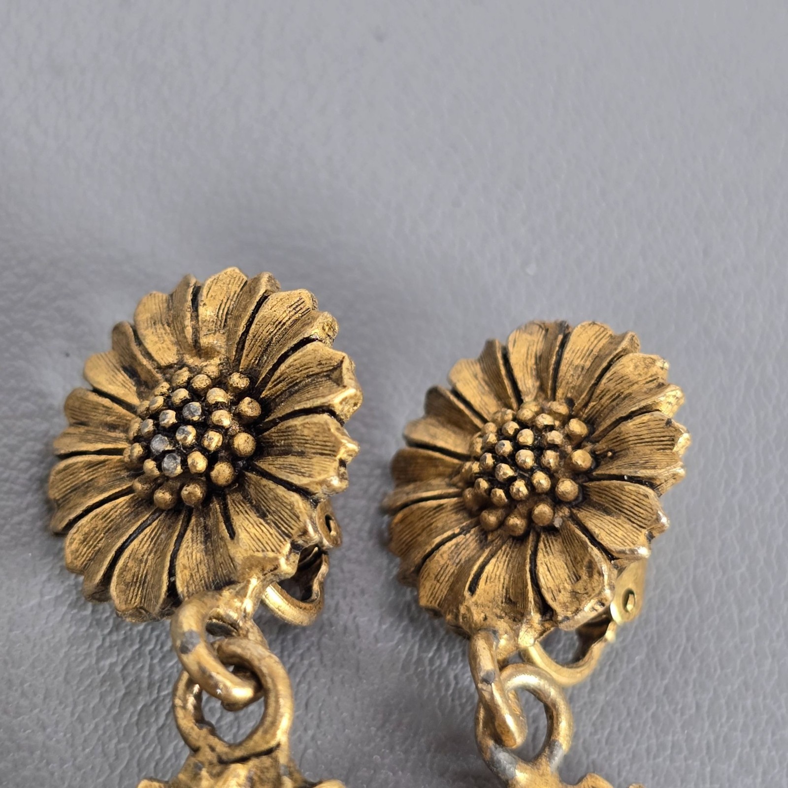 Vintage Elvind Hillestad EH Gold-Tone Triple Daisy Flower Drop Clip-On Earrings