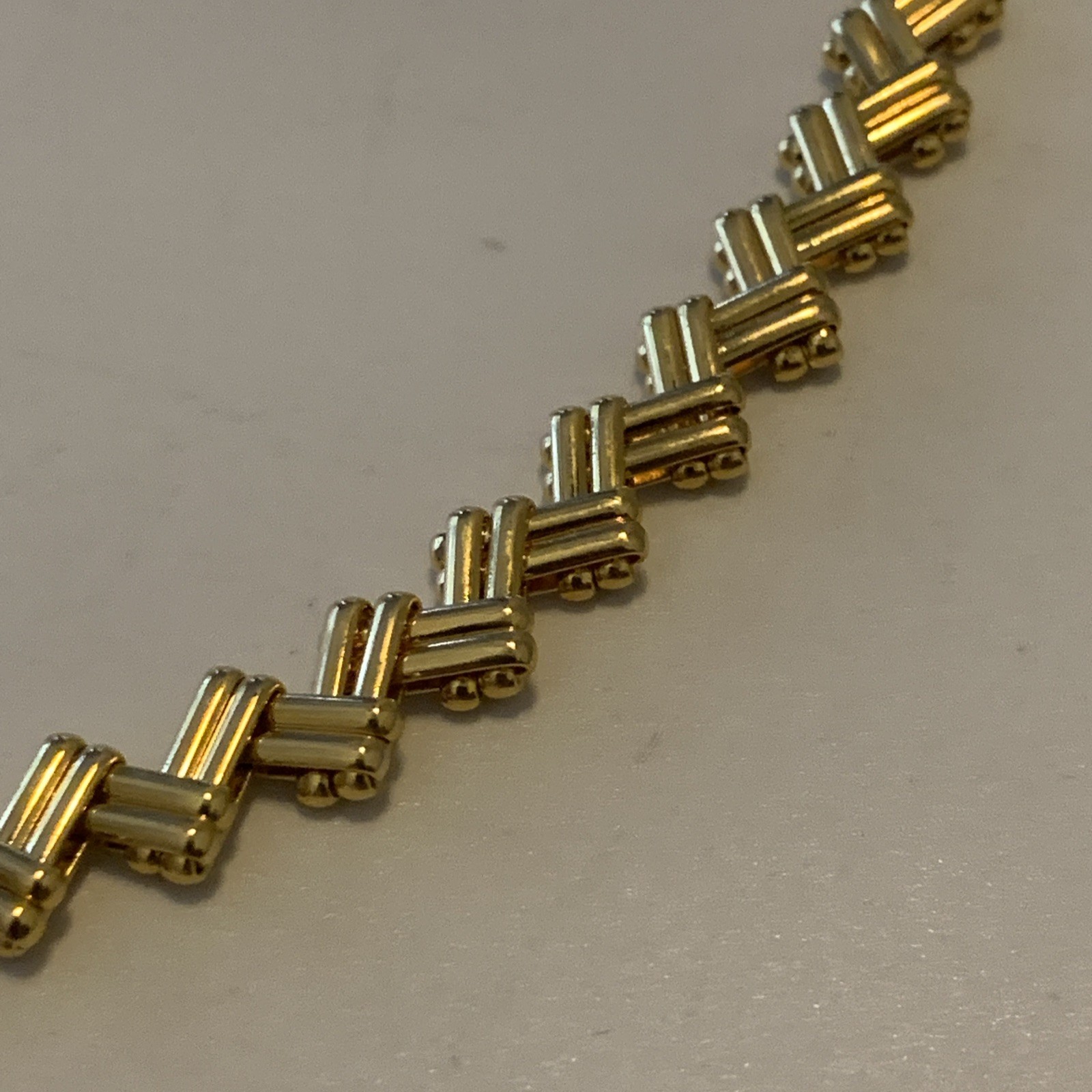 Vintage Gold Tone Zig Zag Chain Choker Necklace 18″ Long Flat Lay
