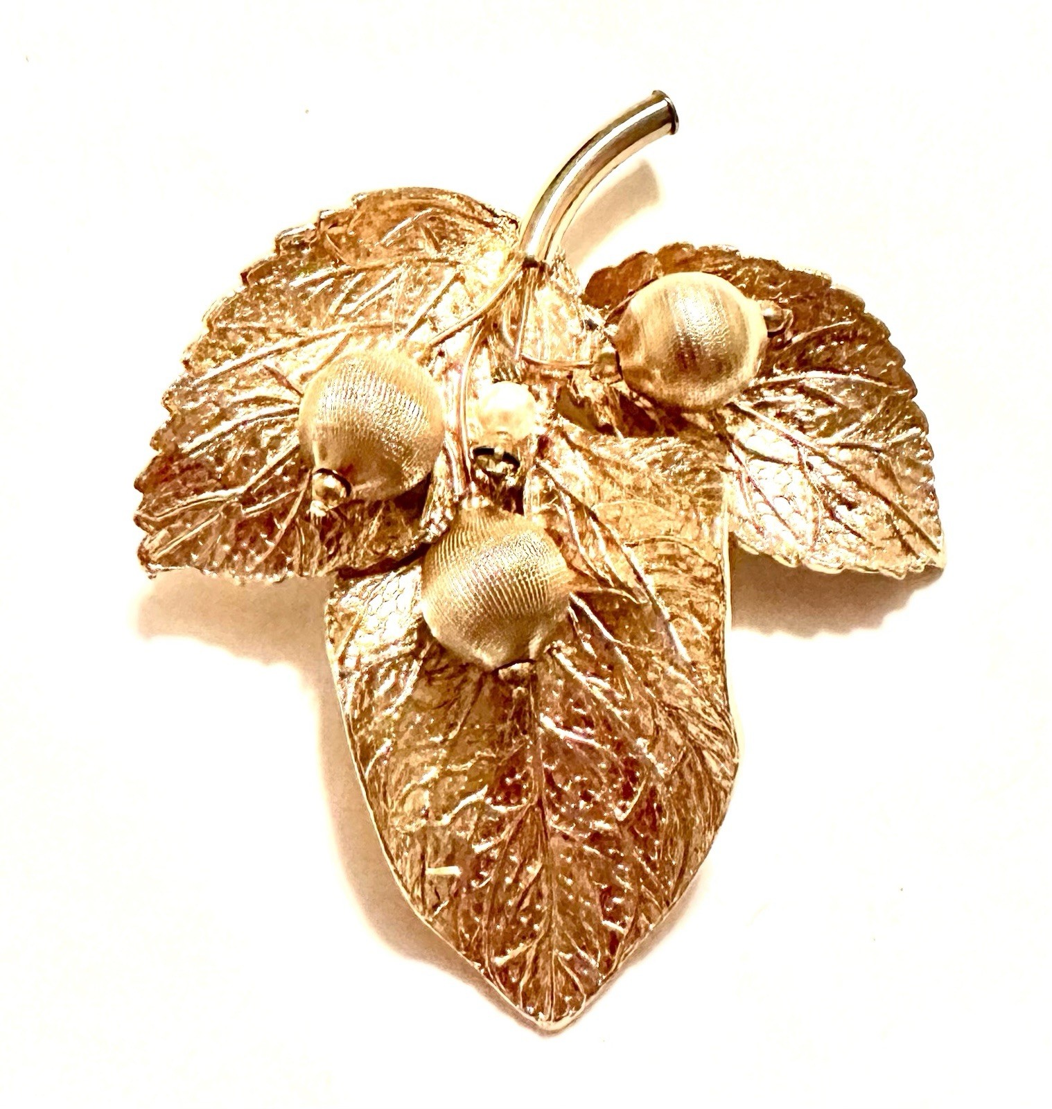 Vintage Signed Capri Gold Tone Acorn Leaf Brooch Pin Textured Leaves 2 5/8″
