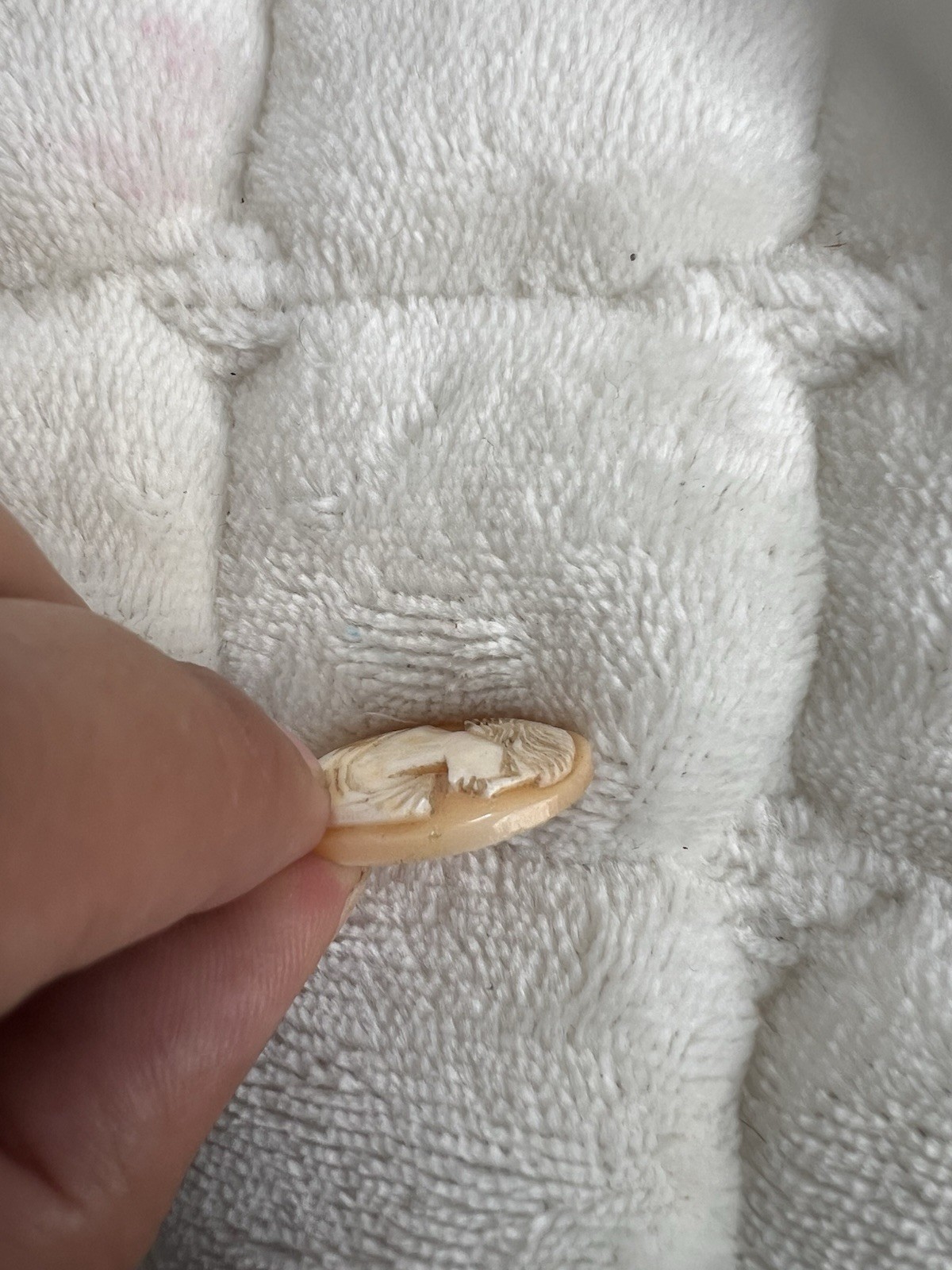 vintage unmounted oval Profile cameo features a hand-carved shell