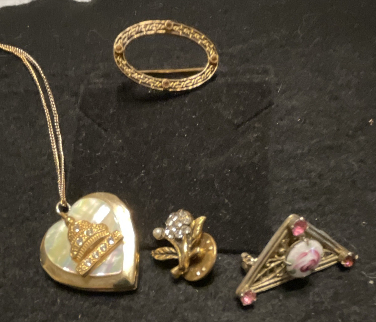 Vintage Gold Tone Mixed Jewelry Lot 4 Pcs Heart Locket Pendant Necklace Brooches