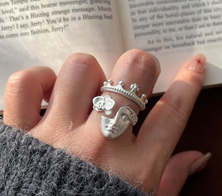 Vintage open-style ring with a silver-tone crown motif
