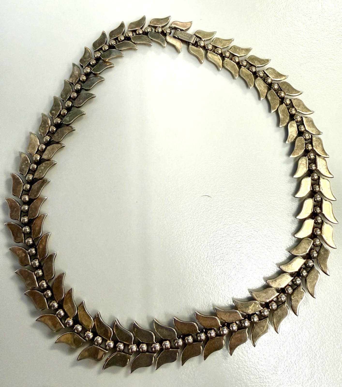 Vintage Signed Trifari Gold Tone Modernist Leaf Link Choker Necklace Mid Century