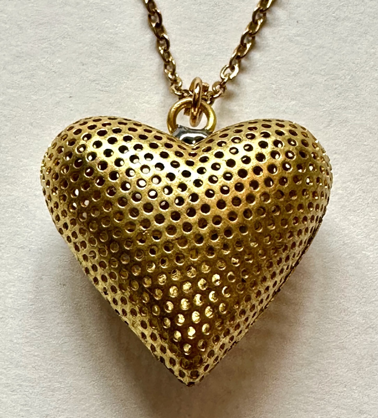 VINTAGE STYLE HEART BRASS PUFF OPENWORK PENDANT 1″ NECKLACE 24″ GOLD PLATED