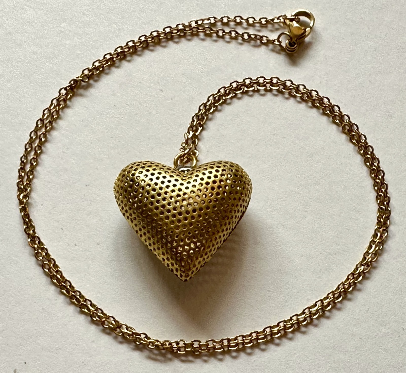 VINTAGE STYLE HEART BRASS PUFF OPENWORK PENDANT 1″ NECKLACE 24″ GOLD PLATED
