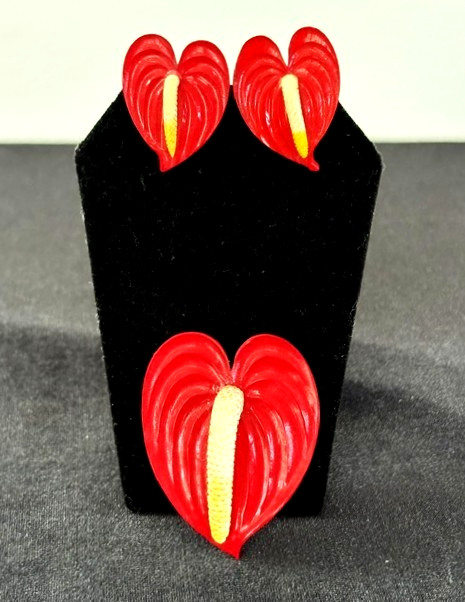 VTG 1940s Carved Wood Enameled ANTHURIUM TROPICAL FLOWER Pin Brooch Earrings Set