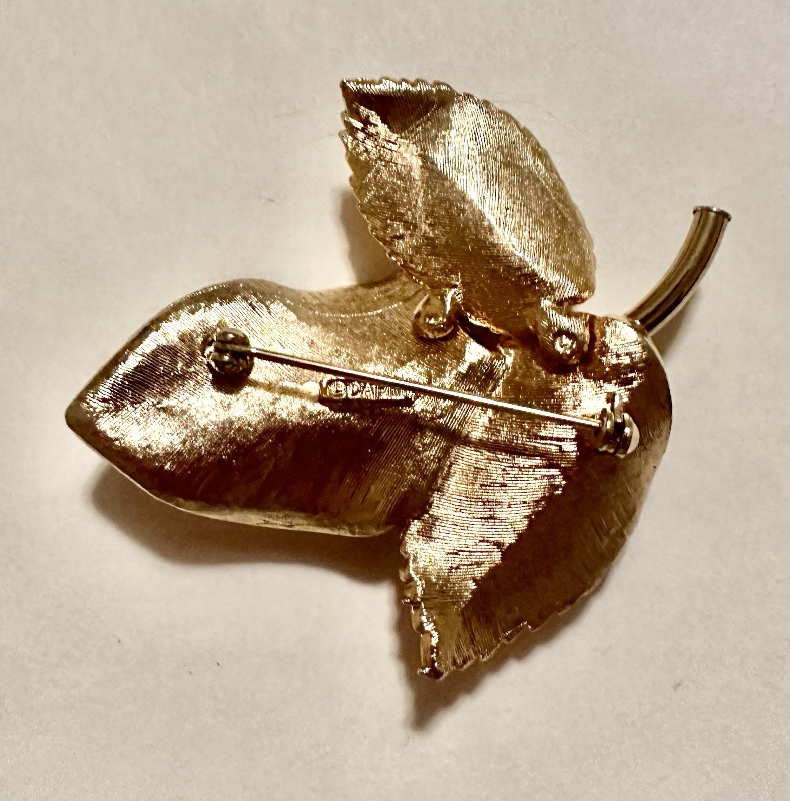Vintage Signed Capri Gold Tone Acorn Leaf Brooch Pin Textured Leaves 2 5/8″