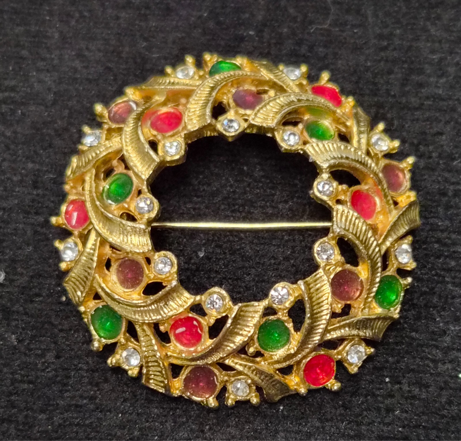 Vintage Gold Tone Rhinestone & Enamel Christmas Wreath Pin / Brooch