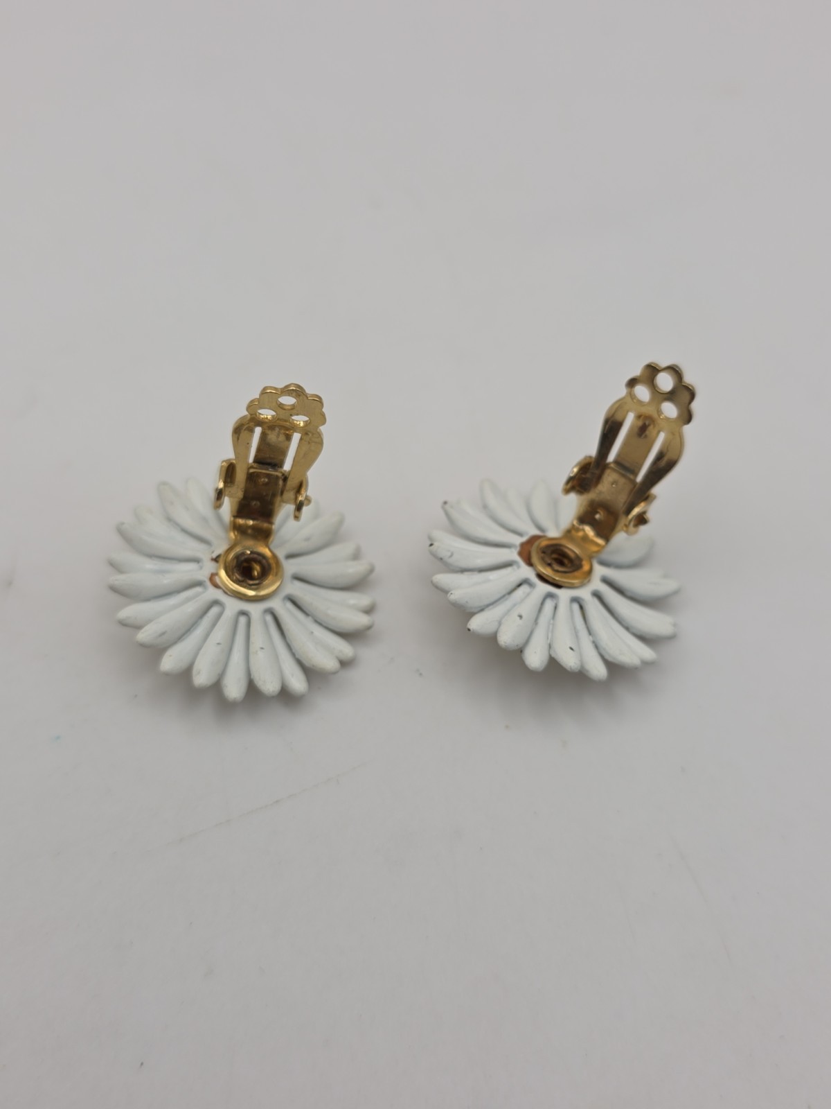 Vintage Daisy Flower Enamel Metal Clip On Earrings Retro Groovy Hippy Ecclectic