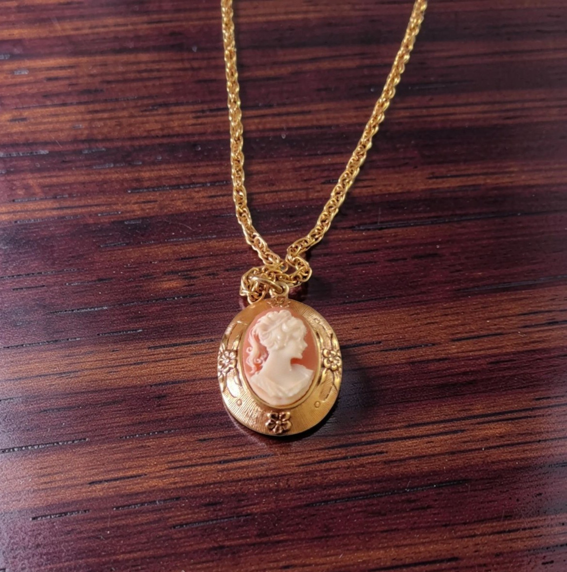 Vintage Gold Tone Red White Cameo 24″ Necklace