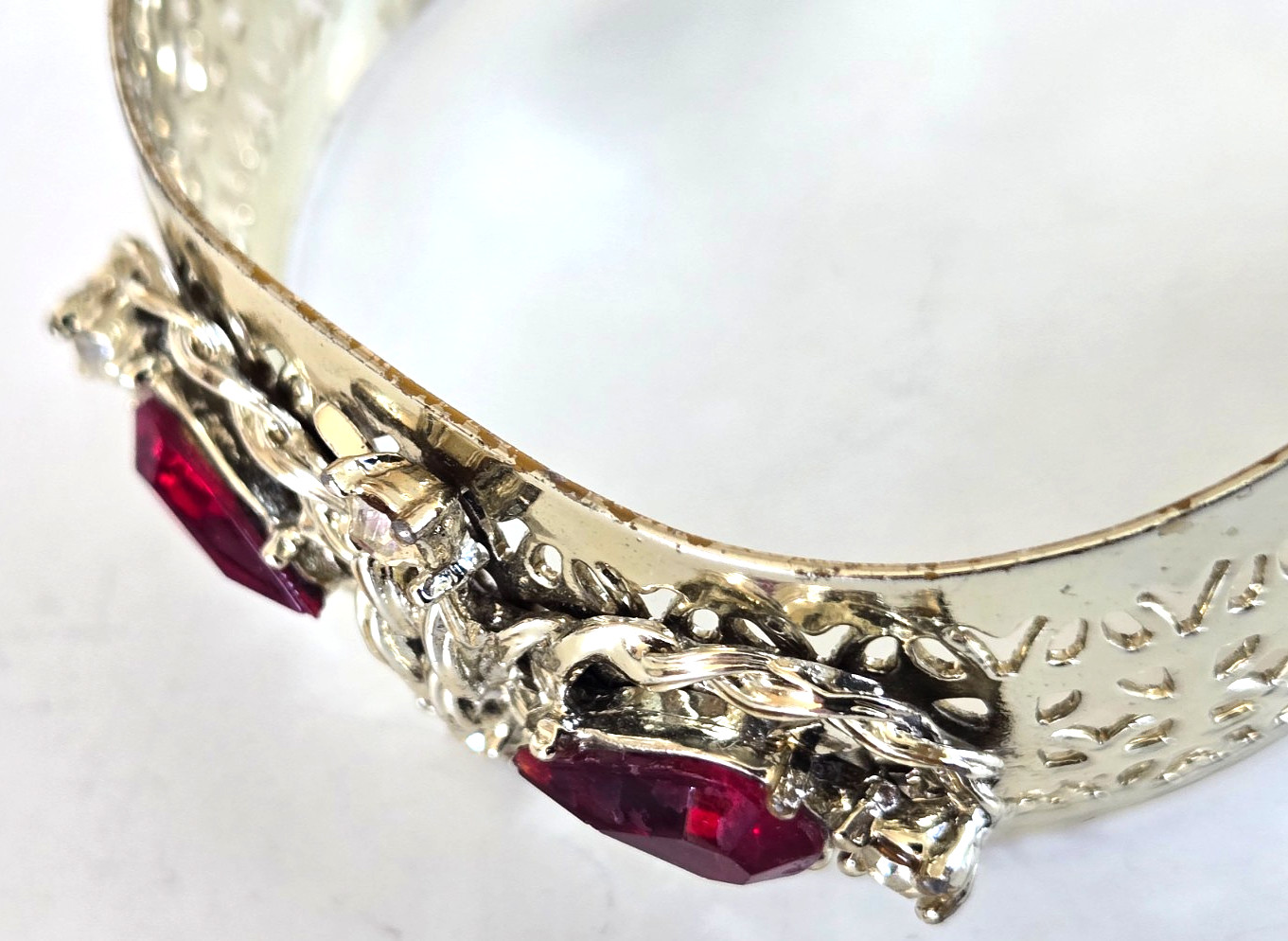 Vintage Red & Clear Rhinestone Gold Tone Lace Cuff Bracelet 6-3/8″