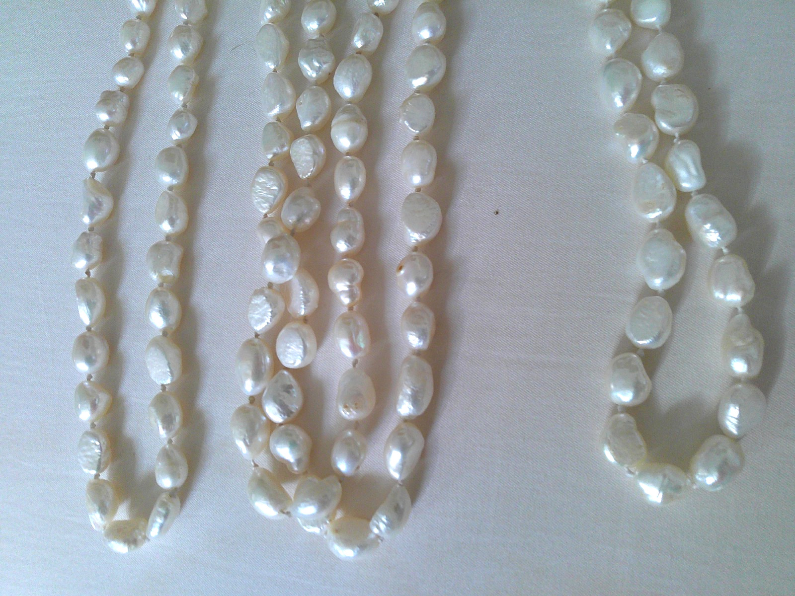 VINTAGE WHITE GENUINE FRESHWATER PEARL KNOTTED 80″ LONG 193.3 GRAMS NECKLACE