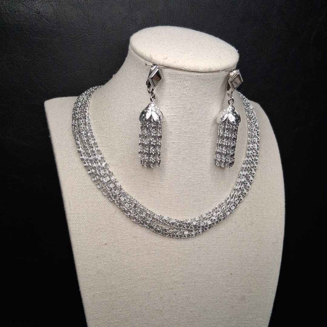 Vintage SARAH COVENTRY Multiple Chain Necklace & Clip On Earrings. 17.100