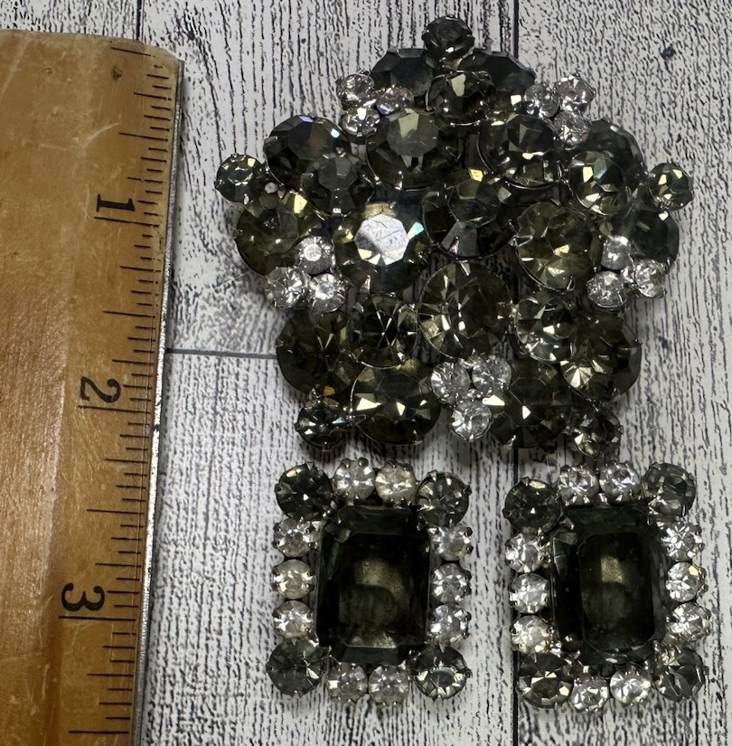 Vintage Unsigned Beauty Smokey Gray Rhinestone Brooch & Clip Earring Set