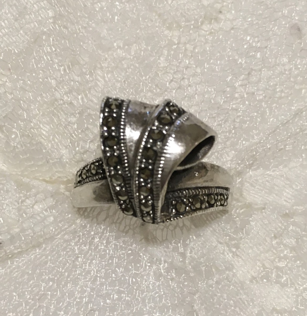 Vintage Sterling Silver Ring Womens Sz 8.25 Ribbon Bow design Marcasite Accents