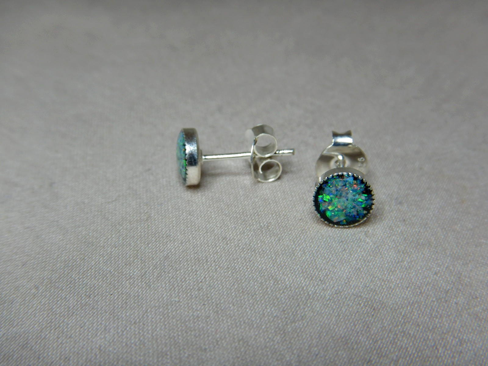 VINTAGE AUSTRALIAN OPALS SET IN STERLING SILVER PIERCED STUD EARRINGS 4111
