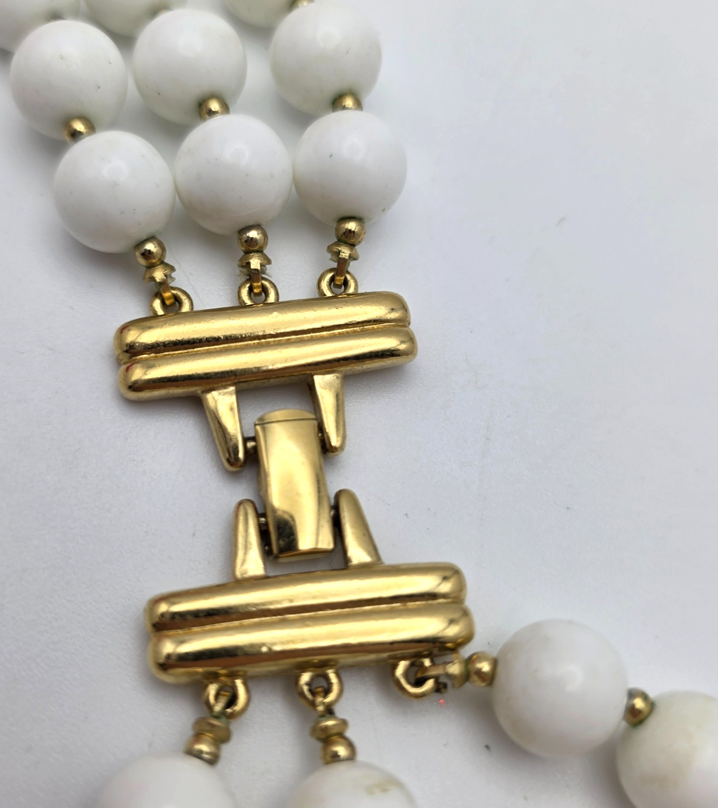 Vintage Trifari White Beaded Necklace Triple Strand Graduated 21 In Gold Tone
