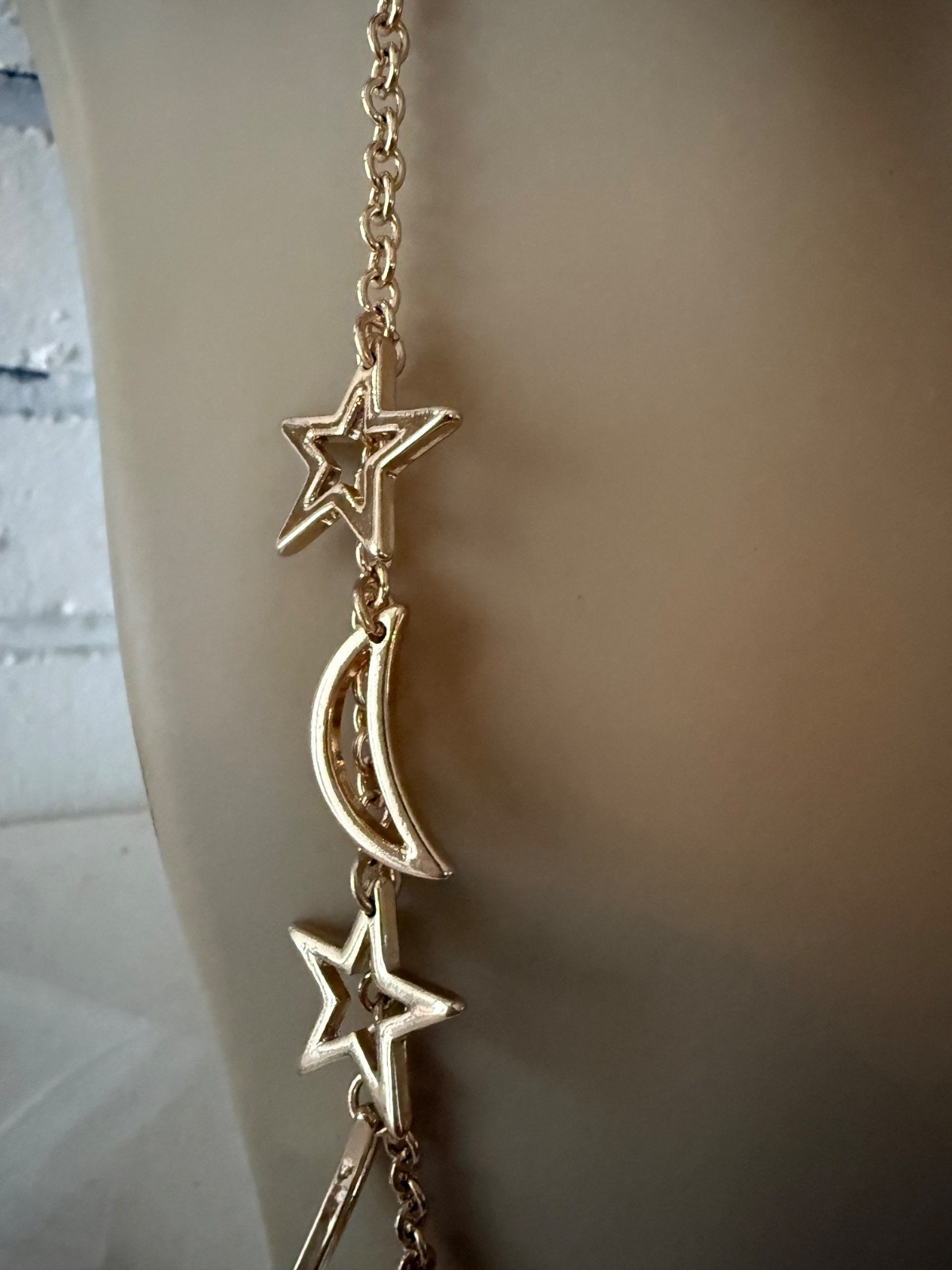 ESTATE GOLD TONE CRESCENT MOON STAR MULTI CHARM SIGNED CHAIN NECKLACE 26″
