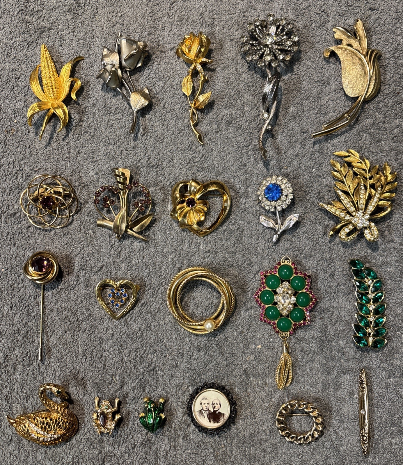 Vintage Brooch Lot Of 21 Brands Are Avon And Unbranded Sizes Range From 1 To 4in
