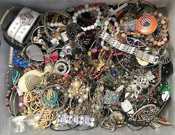 20 HUGE POUNDS Jewelry Lot Vintage Mod Junk Craft Good Wear Resell MIXED TANGLED