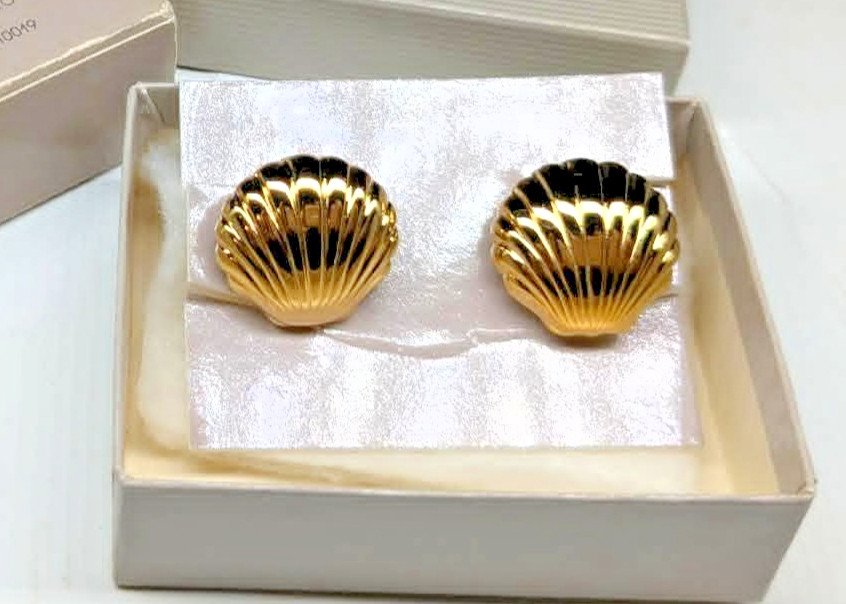 Vintage 1986 Avon Scallop Shell Gold Tone Clip On Earrings 80’s Fashion Jewelry