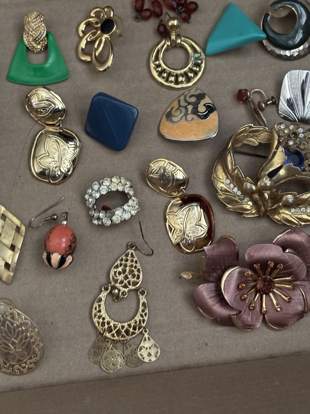 Vintage Single Earrings Crafts Jewelry Lot, Broochs 55+ Pieces