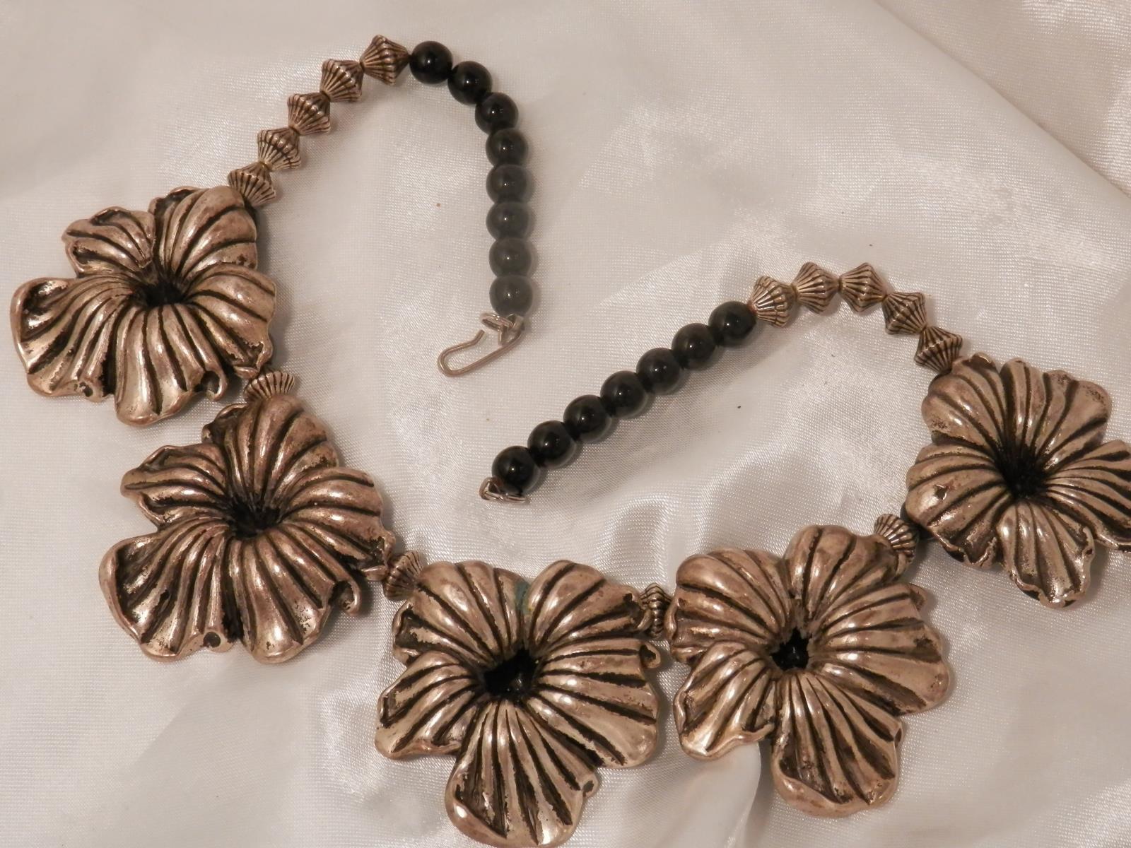 Very Good Looking Vintage 70’s Large Silver Tone Flower Black Bead Necklace 77D4