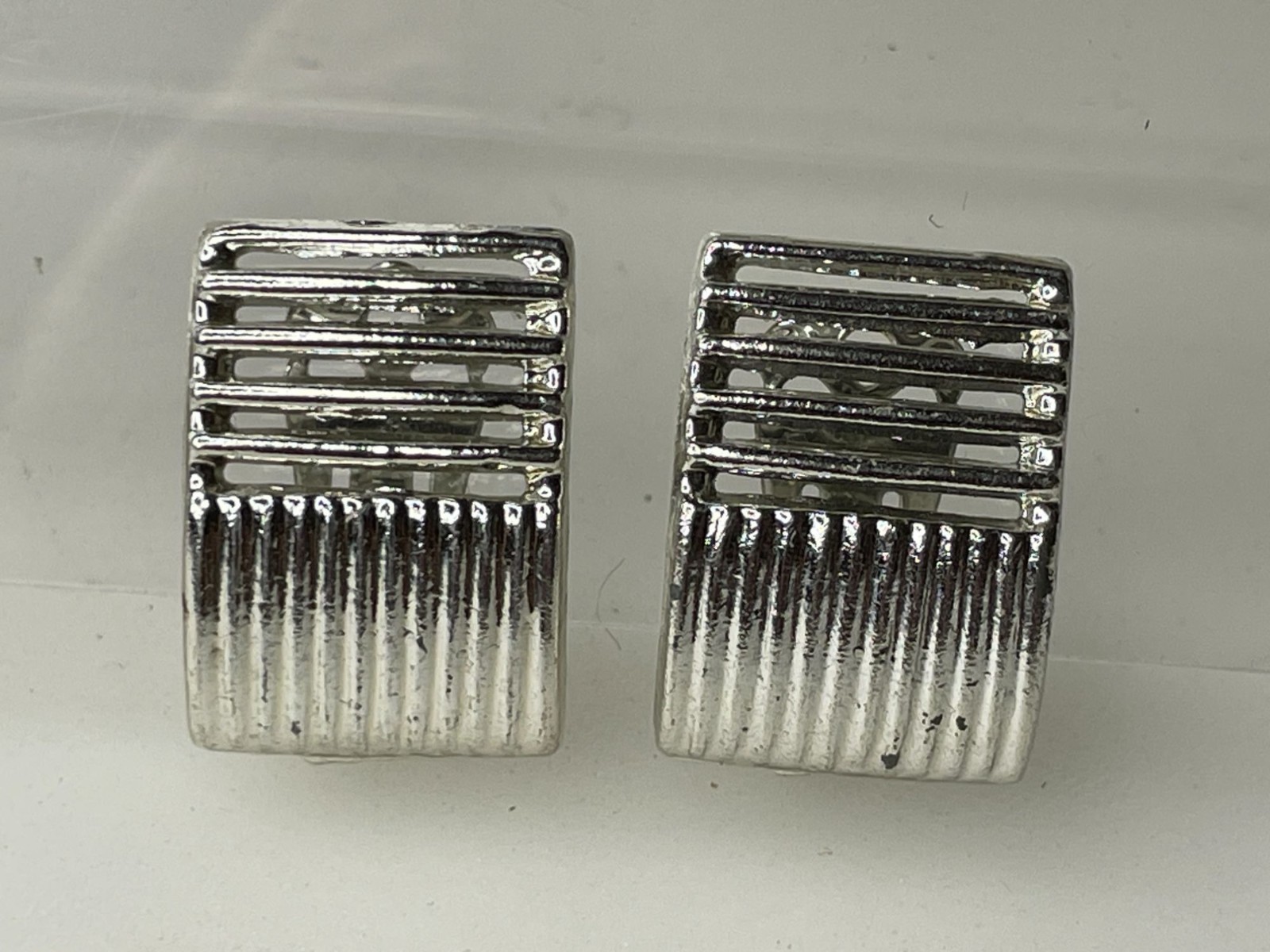Vintage Silver Ribbed Clip On Earrings Geometric 1″x0.75″