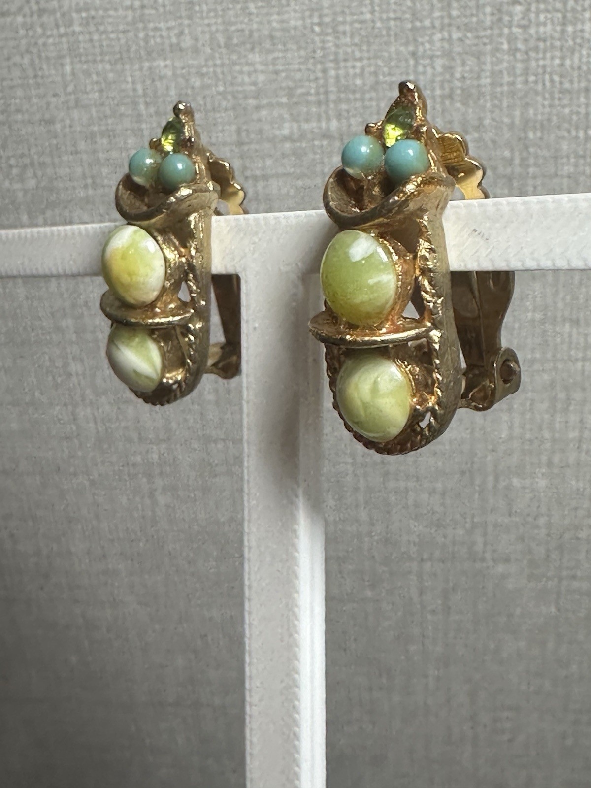 VTG Mid Century Cluster Clip On Earrings Faux Jade Turquoise Green Gold Unique