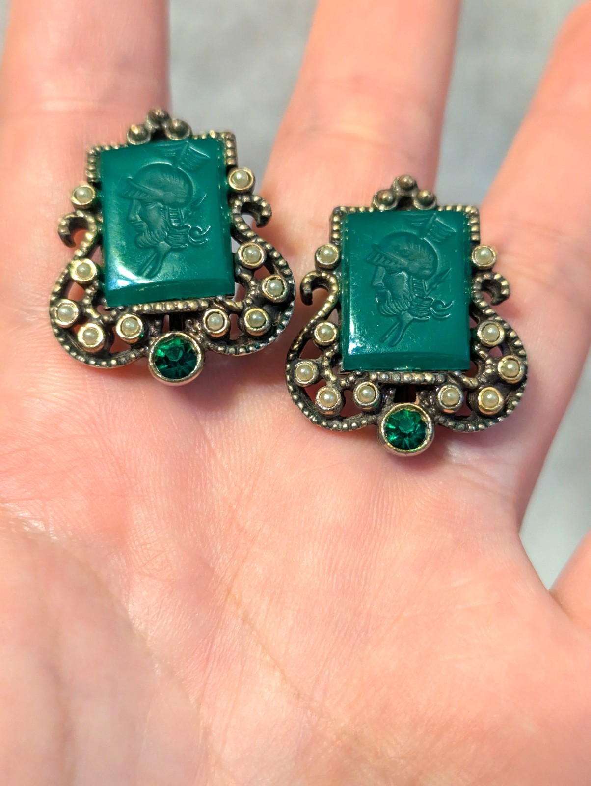 Vinatge Roman Intaglio Soldier Cameo Screwback Earrings Onyx Green