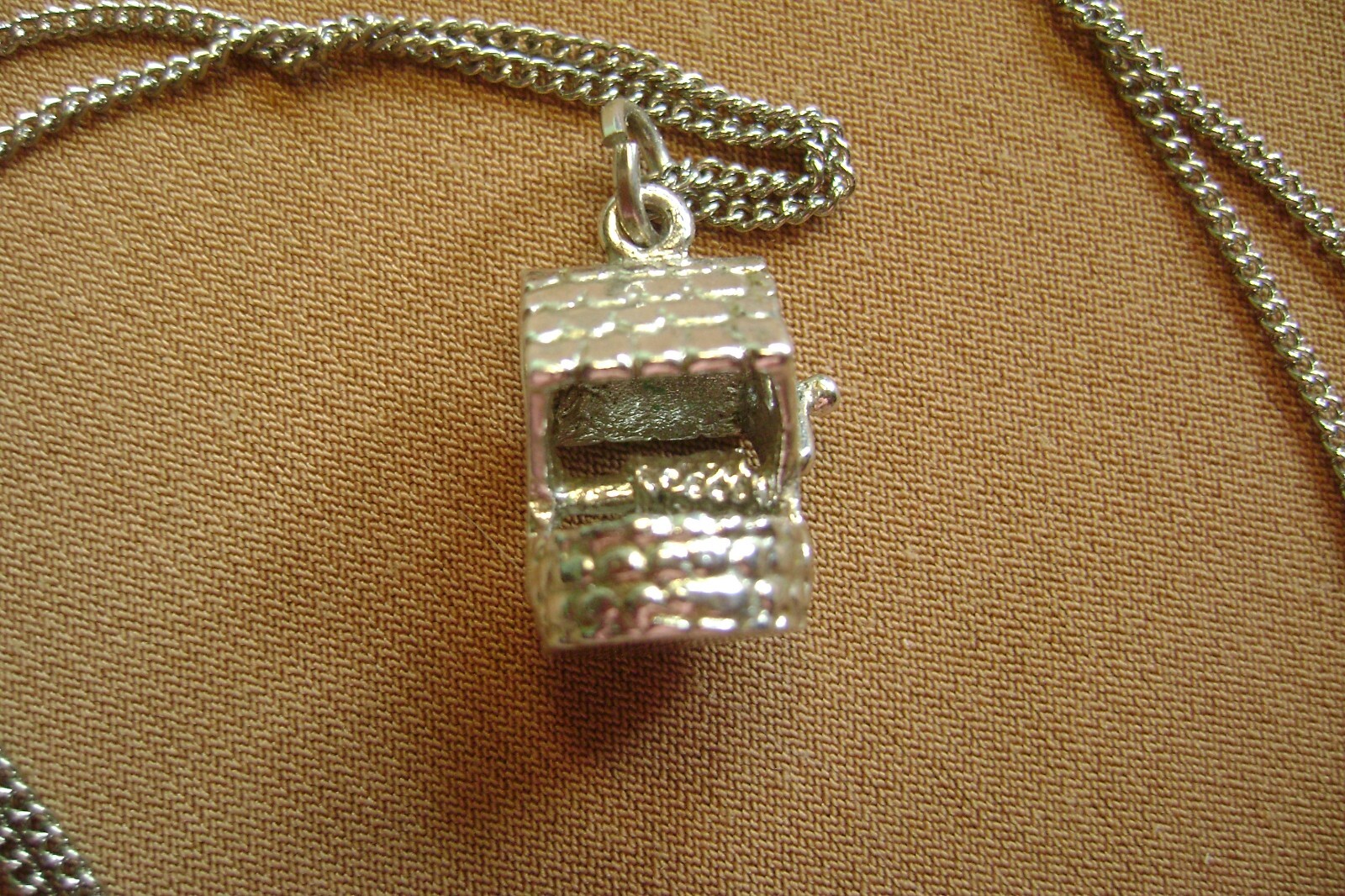 VINTAGE WISHING WELL GOOD LUCK SILVER TONE CHAIN CHARM PENDANT NECKLACE!!!