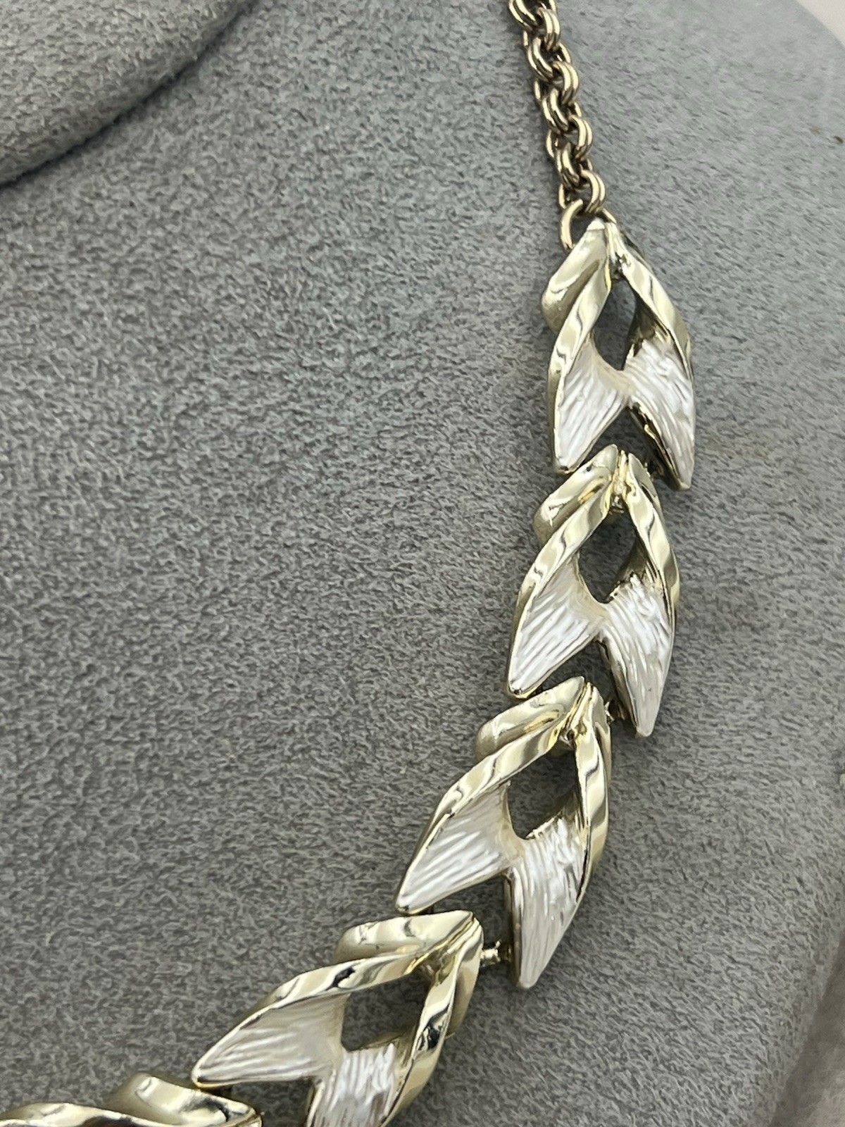 VINTAGE Gold and Silver Two-Tone Textured Articulated Leaf Link Choker Necklace