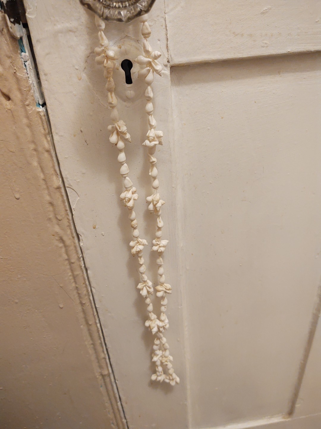 Vintage 1960’s-70’s Sun Bleached White Conch Shell Tassel 36″ Necklace