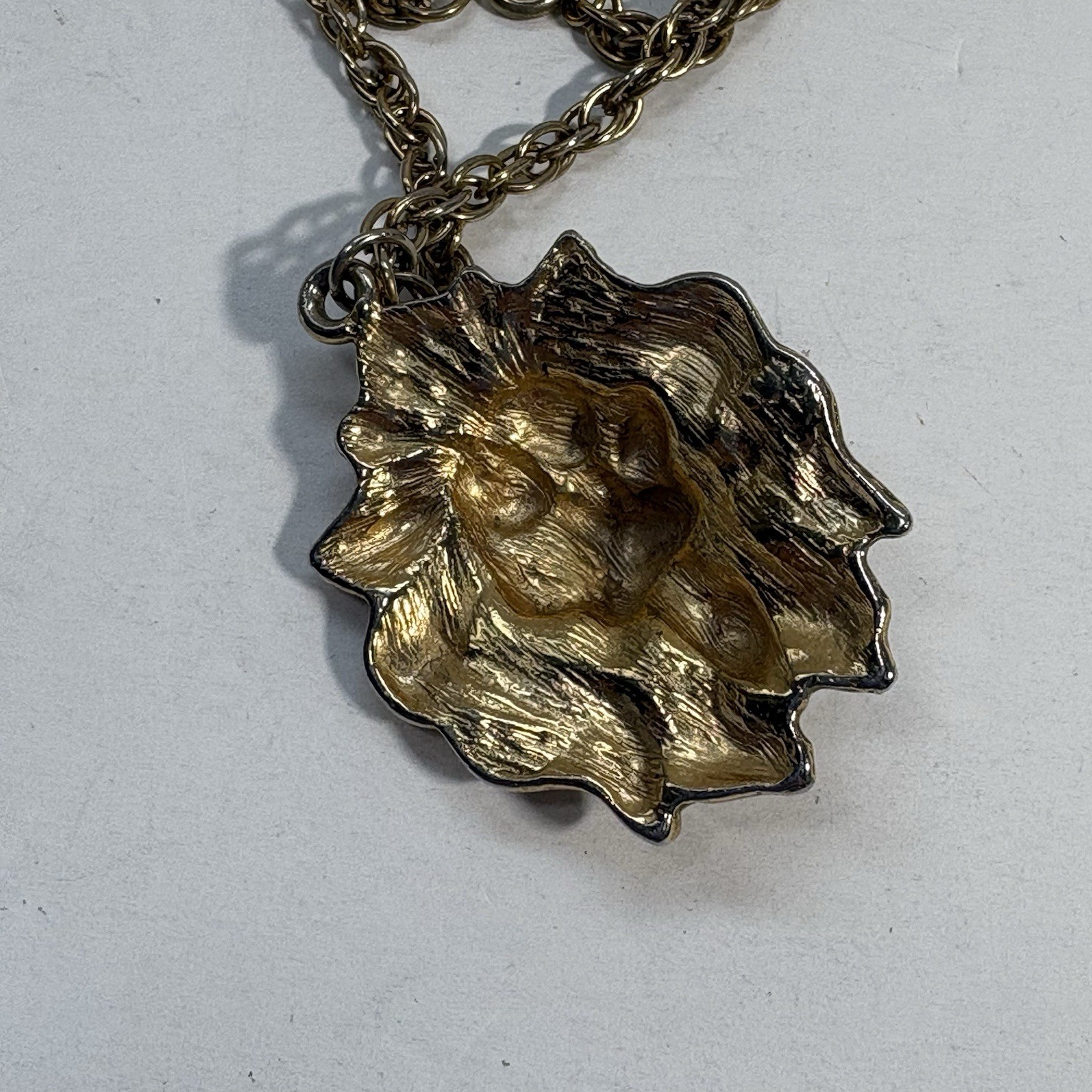Vintage Gold Tone Lion Head Pendant Necklace Raised Design Leo Zodiac 20″ Chain
