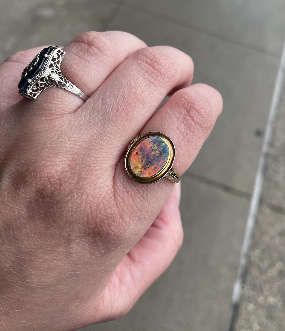 Vintage Opal Blue Green Orange Oval 14K Yellow Gold Bezel Set Ring 4.05 grams