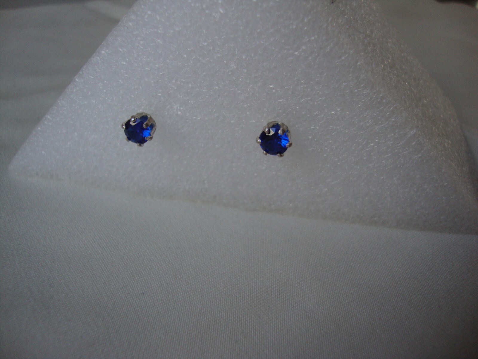 VINTAGE 6MM ROUND BRILLIANT CUT DARK BLUE CZ STERLING SILVER PRONG STUD EARRINGS