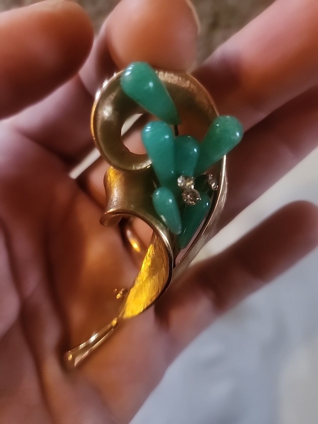 VTG Floral Faux Jade Brooch and Earring Set set in Gold Tone With Green Stones