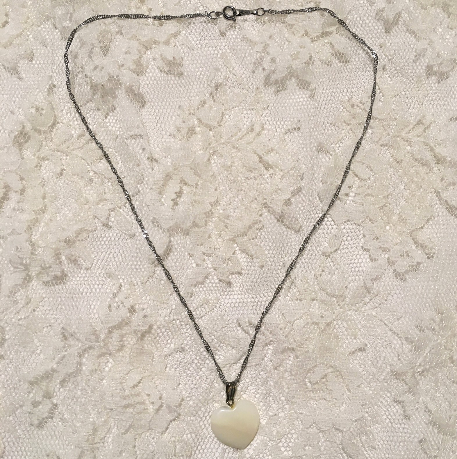 Vintage Heart Mother of Pearl Necklace Shell Pendant Silver Tone Chain